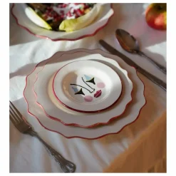 Assiette à dîner Carmine Scalloped | Carmin