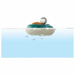 Bateau hors-bord flottant sur l'eau