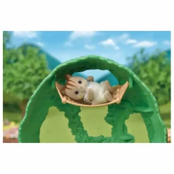 Cabane des bébés et bébé écureuil