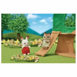 Cabane des bébés et bébé écureuil