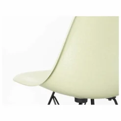 Chaise DSW Fiberglass - piètement en érable - Charles & Ray Eames | Eames Parchment