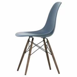 Chaise DSW plastic - piètement érable - Charles & Ray Eames | Bleu de mer