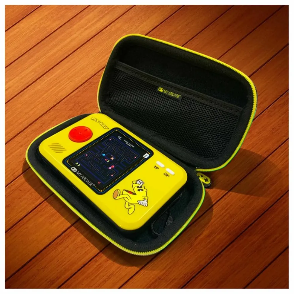 Console de jeux avec son étui Pac-Man