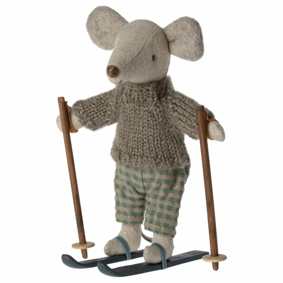 Grand frère souris avec sa paire de ski