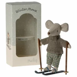 Grand frère souris avec sa paire de ski