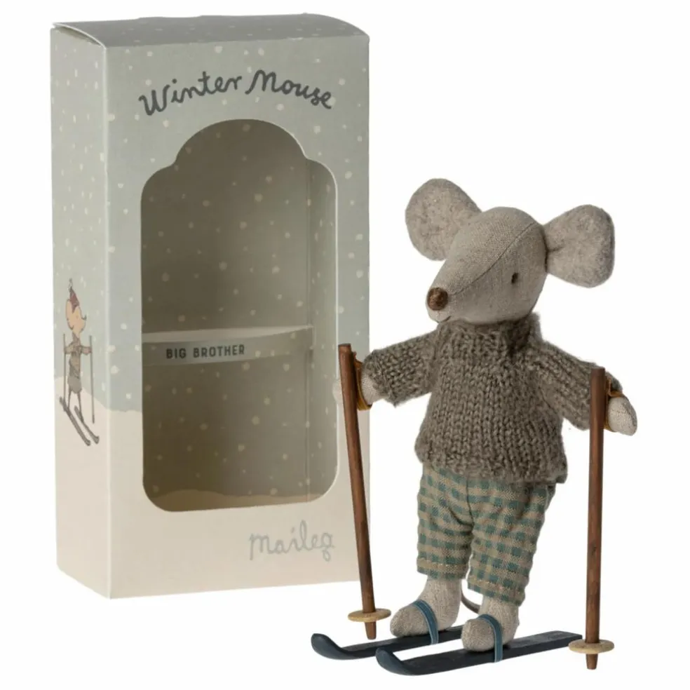 Grand frère souris avec sa paire de ski