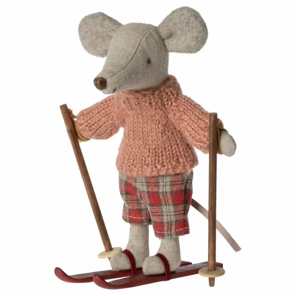 Grande sœur souris avec sa paire de ski
