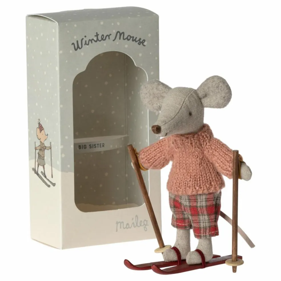 Grande sœur souris avec sa paire de ski