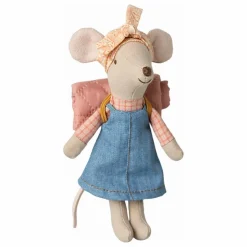 Grande sœur souris en randonnée