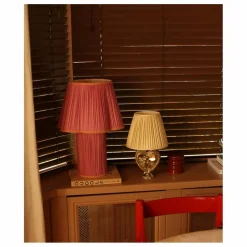 Lampe à poser en soie Myra | Rose fuschia