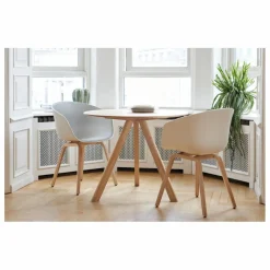 Table ronde laquée CPH20, pietement en chêne | Chêne