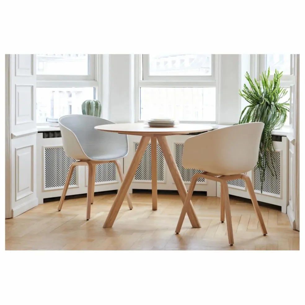 Table ronde laquée CPH20, pietement en chêne | Chêne