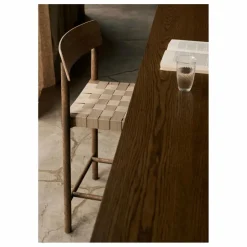 Tabouret de bar sangles naturelles 65 cm Betty TK12 en chêne huilé fumé | Chêne fumé