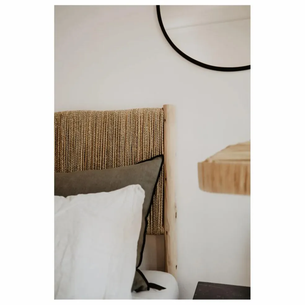 Tête de lit en bois brut et palme